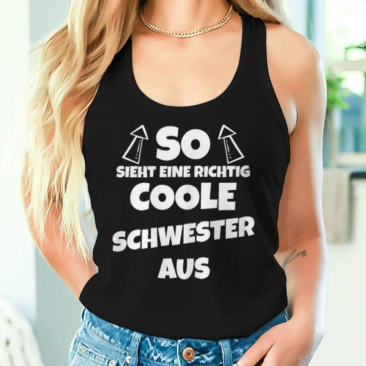 So Sieht Eine Richtig Coole Schwester Aus Sister Tank Top Frauen Geschenke für Sie