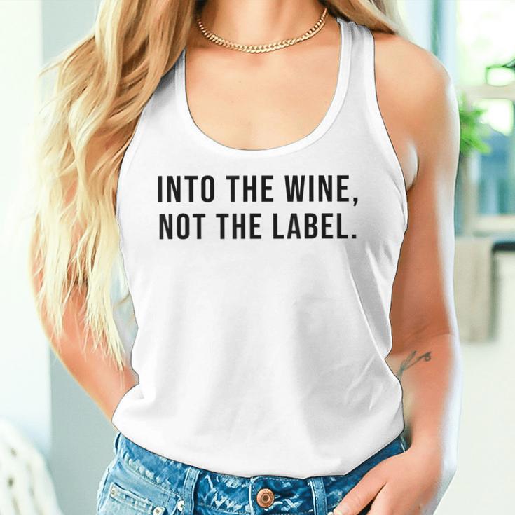 Into The Wine Not The Label Metaphor Lgbtq Gay Pride Month Tank Top Frauen Geschenke für Sie