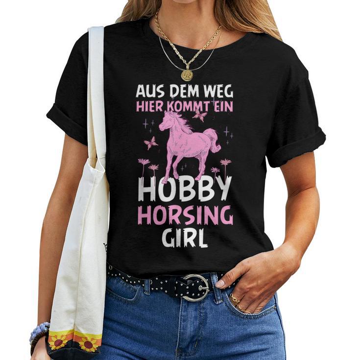 Aus Dem Weg Hobby Horsing Girl Riding Animal Women's T-shirt Frauen