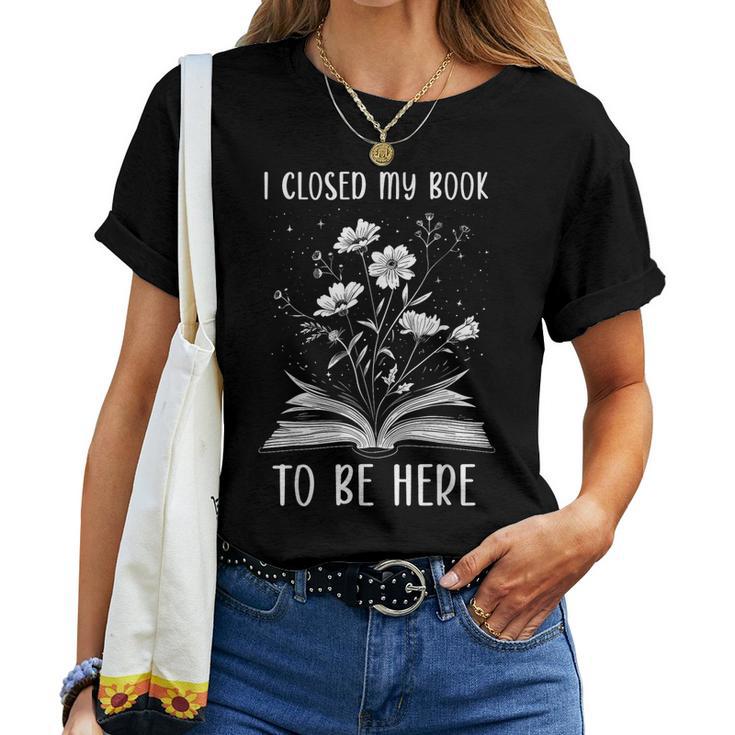 I Closed My Book To Be Here Book Lover Floral Bookworm T-shirt Frauen