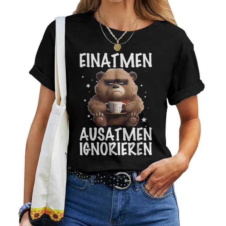 Einatmen Ausatmen Ausatmen Ignoring Bear Coffee Annoyed T-shirt Frauen