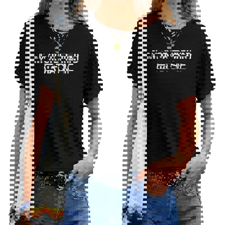 My Girlfriend Beats Me T-shirt Frauen