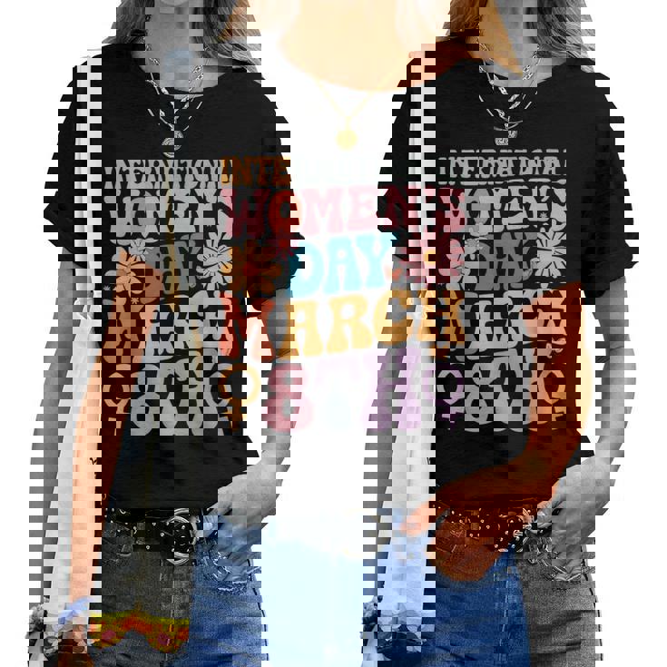 Groovy Día Internacional De La 2025 8 De Marzo Es Niñas Camiseta de mujer