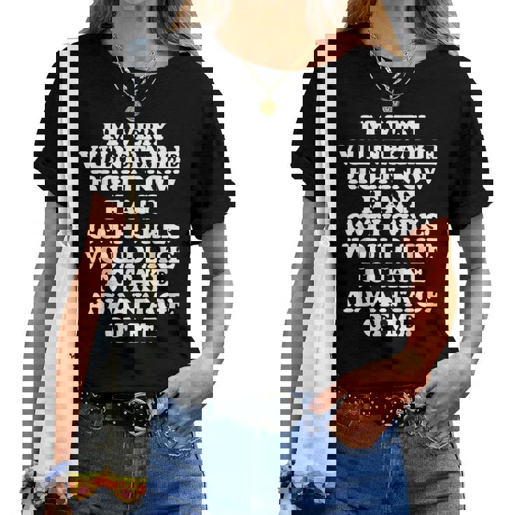 I'meryulnerable Right Now If Any Goth Girls Camiseta de mujer