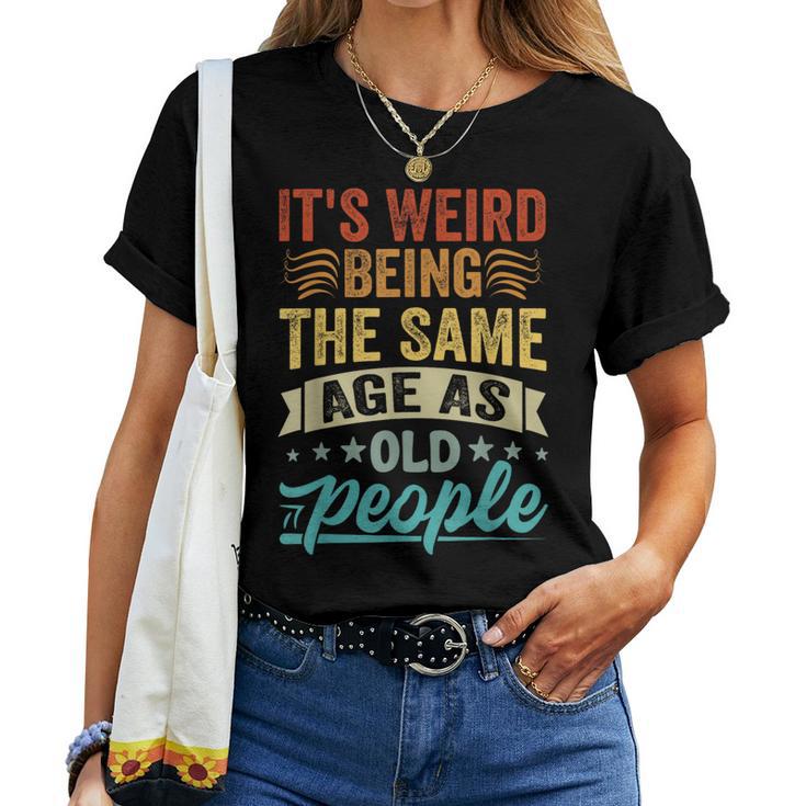 It's Weird Being The Same Age As Old People T-shirt Frauen