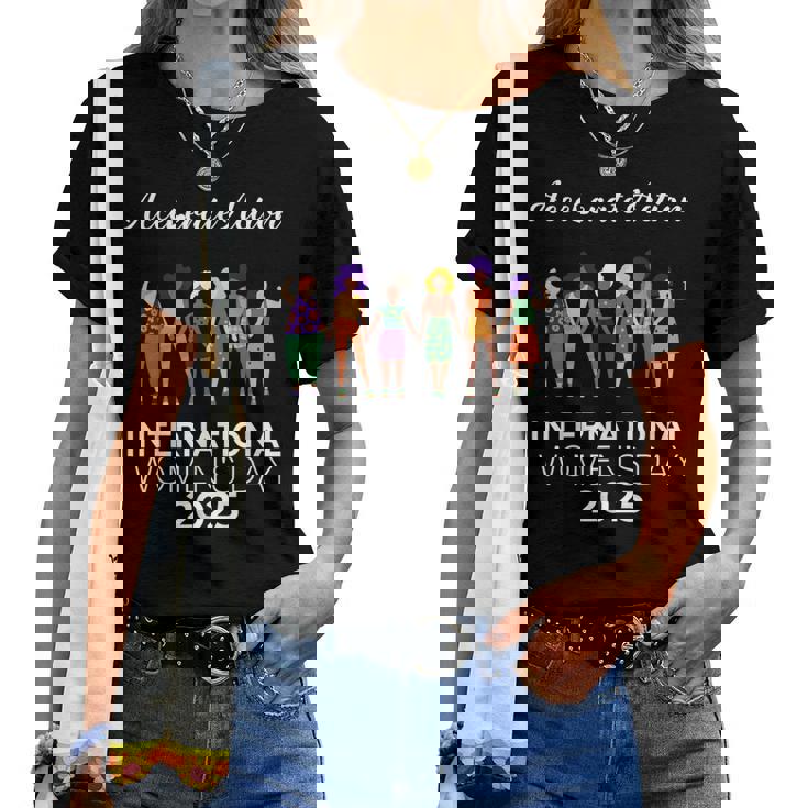 Iwd Día Internacional De La 2025 Accelerate Action Womens Camiseta de mujer