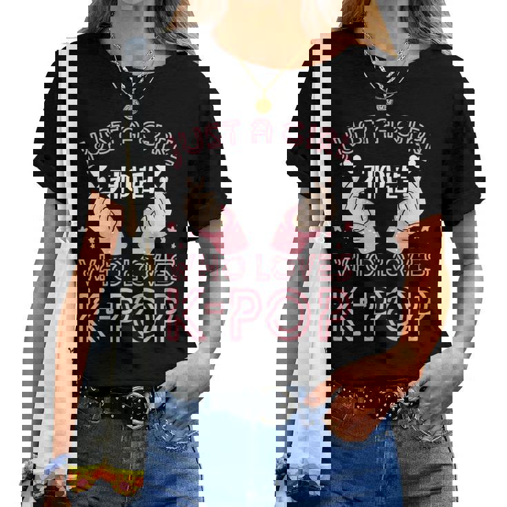 Just A Girl How Loves Kpop K-Pop Korea Finger Heart Love Camiseta de mujer
