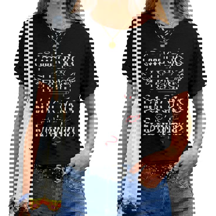 Las Chicas Buenasan Al Cielo Las Chicas Malasan A Todas Partes Gracioso Cuello Camiseta de mujer