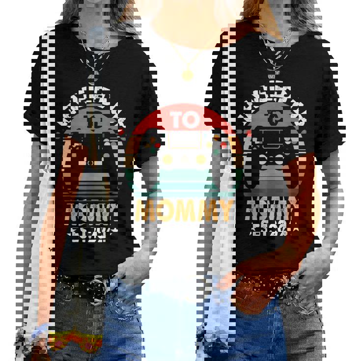 Leveled Up To Mommy 2024 Promoved To Momintage Gamer Camiseta de mujer
