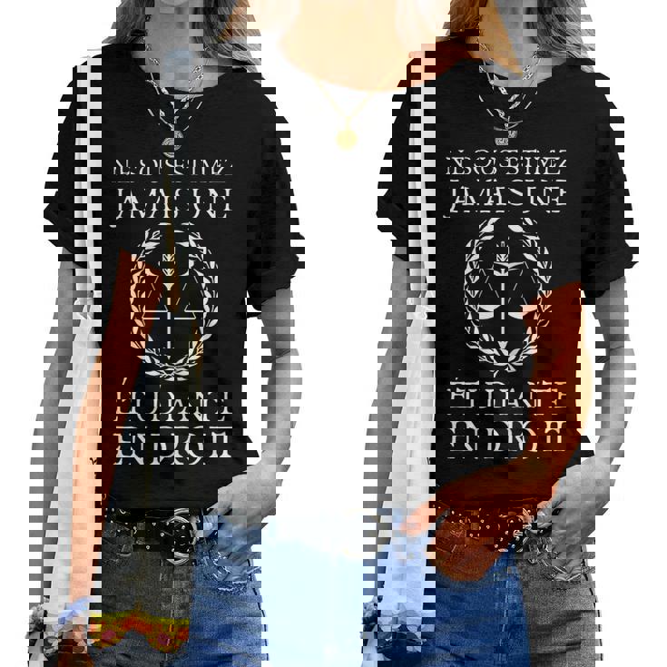 Ne Sous Estimez Jamais Une Etudiante En Droit Avocate Humour T-shirt femme