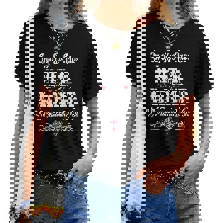 Tengo Dos Titulos Prima Y Madrina Regalo Familiar Español Camiseta de mujer