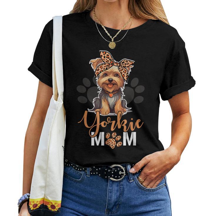 Yorkie Mom Yorkshire Leopard Dog Lovers Día De La Madre Camiseta de mujer