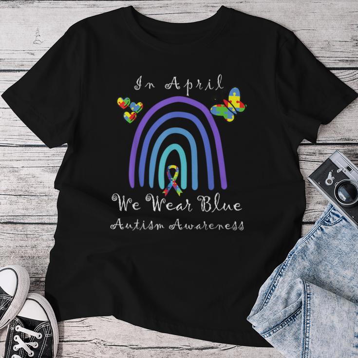 Autism In April We Wear Blue Autism Rainbow Awareness Month Camiseta de mujer Regalos divertidos