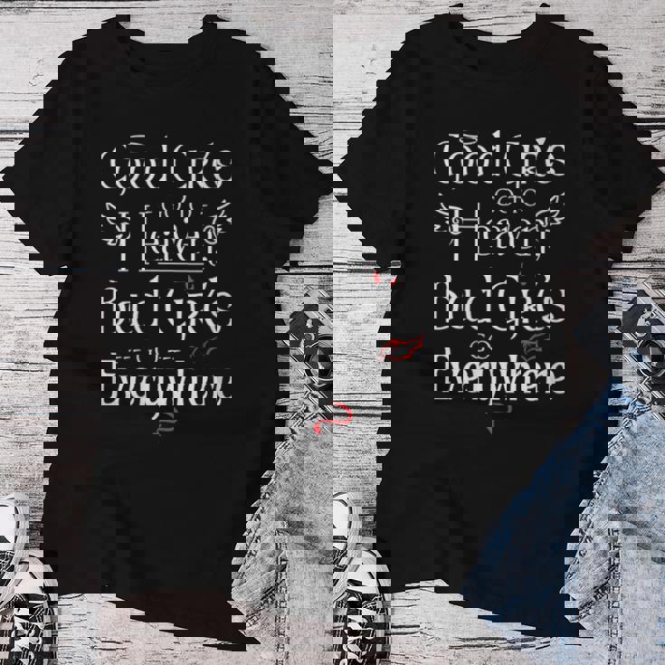 Las Chicas Buenasan Al Cielo Las Chicas Malasan A Todas Partes Gracioso Cuello Camiseta de mujer Regalos divertidos