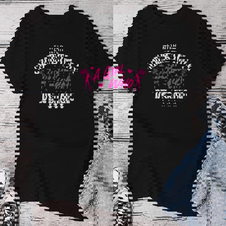 Ne Sous-Estimez Jamais Une Fille Qui Aime La Course Dirt Track Racer T-shirt femme Cadeaux drôles