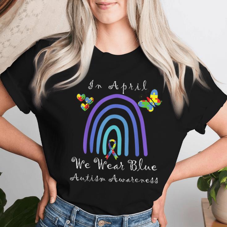 Autism In April We Wear Blue Autism Rainbow Awareness Month Camiseta de mujer Regalos para ella