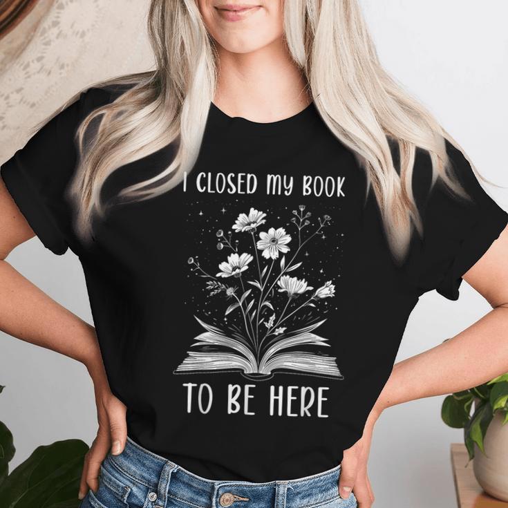 I Closed My Book To Be Here Book Lover Floral Bookworm T-shirt Frauen Geschenke für Sie