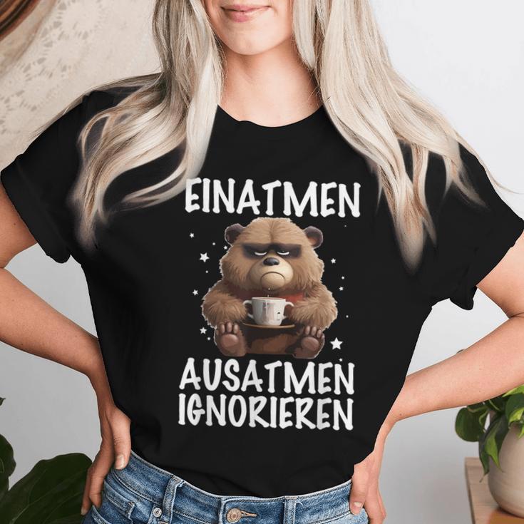 Einatmen Ausatmen Ausatmen Ignoring Bear Coffee Annoyed T-shirt Frauen Geschenke für Sie