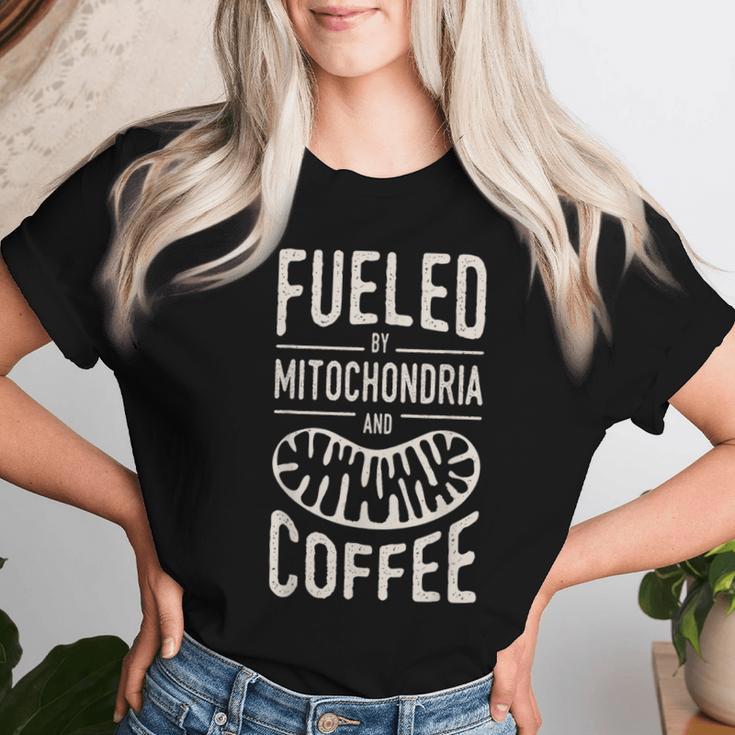 Fueled By Mitochondria And Coffee Cell Biology Science T-shirt Frauen Geschenke für Sie