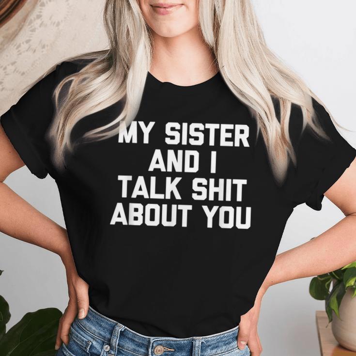 Sister My Sister & I Talk About You T-shirt Frauen Geschenke für Sie