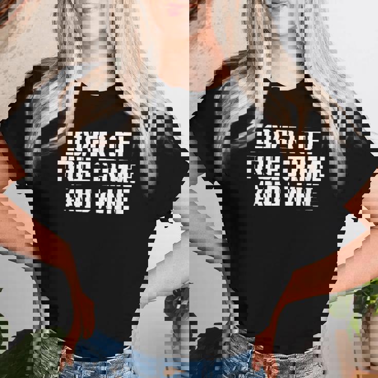 Lover Of True Crime & Wine Saying Tv True Crime Camiseta de mujer Regalos para ella