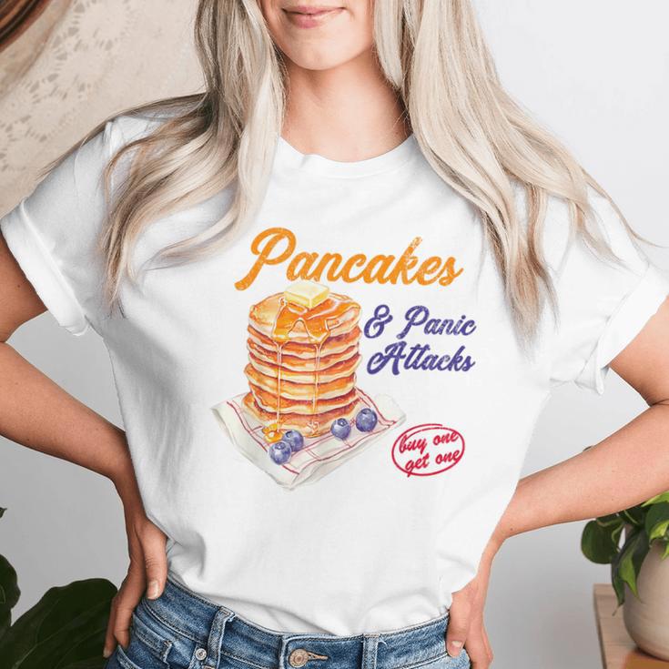 Graphic With Pancakes And Panic Attacks For Girls And Women T-shirt Frauen Geschenke für Sie