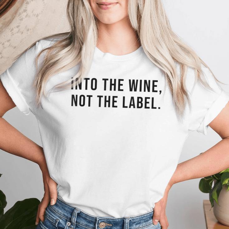 Into The Wine Not The Label Metaphor Lgbtq Gay Pride Month T-shirt Frauen Geschenke für Sie