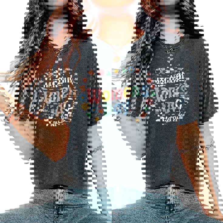 Día Internacional De La 2025 8 De Marzo Flores Tipografía Camiseta extragrande cómoda para mujer