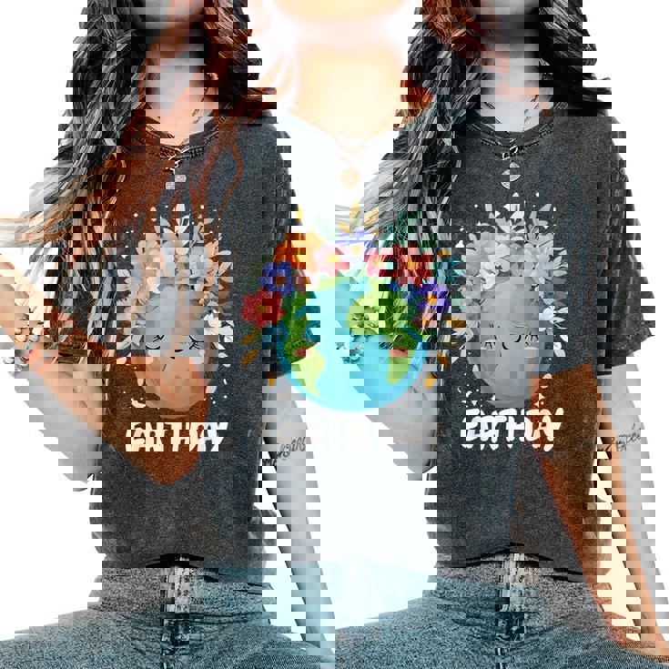 Earth Day Cute & Floral Planet Earth Day 2025 Women's Oversized Comfort T-Shirt