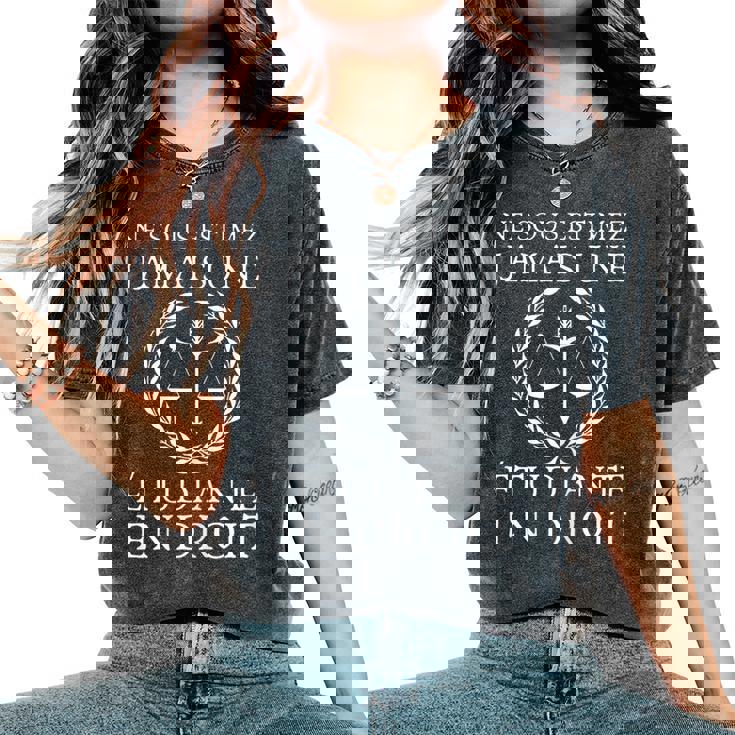 Ne Sous Estimez Jamais Une Etudiante En Droit Avocate Humour T-shirt oversize confortable pour femme