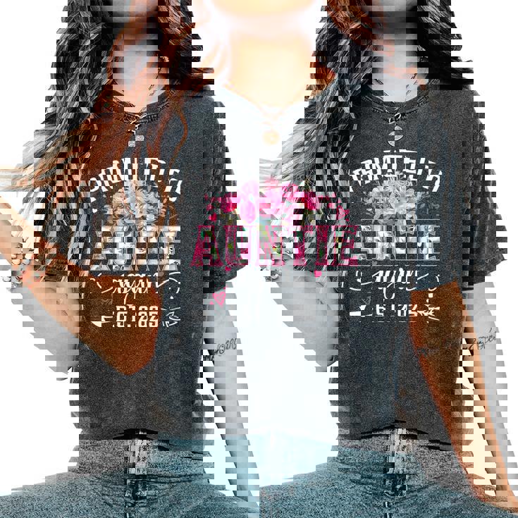 Promoted To Auntie Again Est 2025 Floral Soon To Be Auntie Women's Oversized Comfort T-Shirt