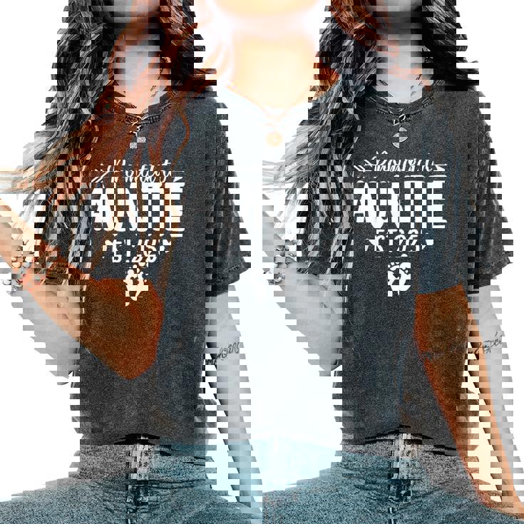 Promoted To Auntie Est 2025 Soon To Be New Aunt Baby Reveal Women's Oversized Comfort T-Shirt