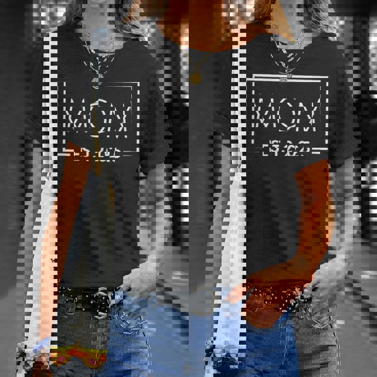 1St Time Mom Est 2025 New First Mommy 2025 T-Shirt Gifts for Her