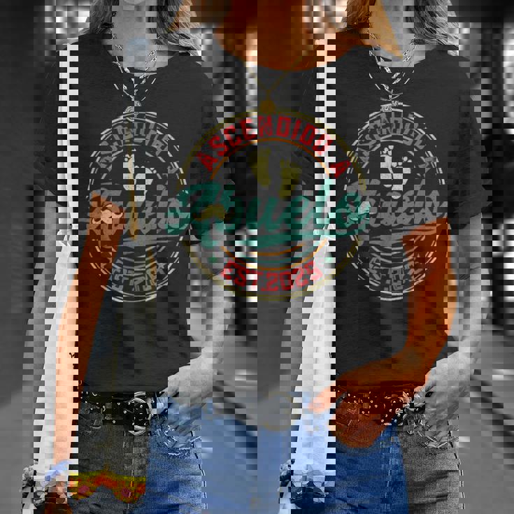 Ascendido A Abuelo 2025 Anunciar Abuelos Primerizos Camiseta unisex Regalos para ella