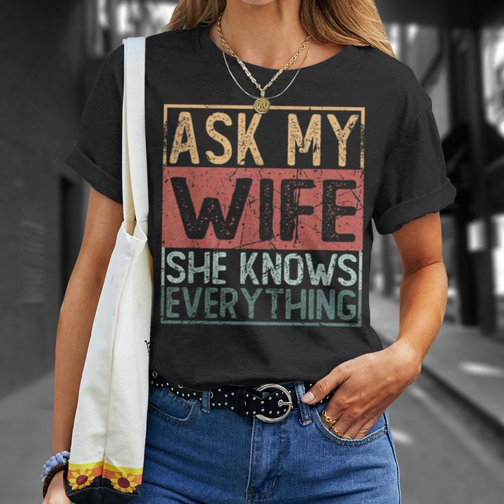 Ask My Wife She Knows Everything T-Shirt Geschenke für Sie