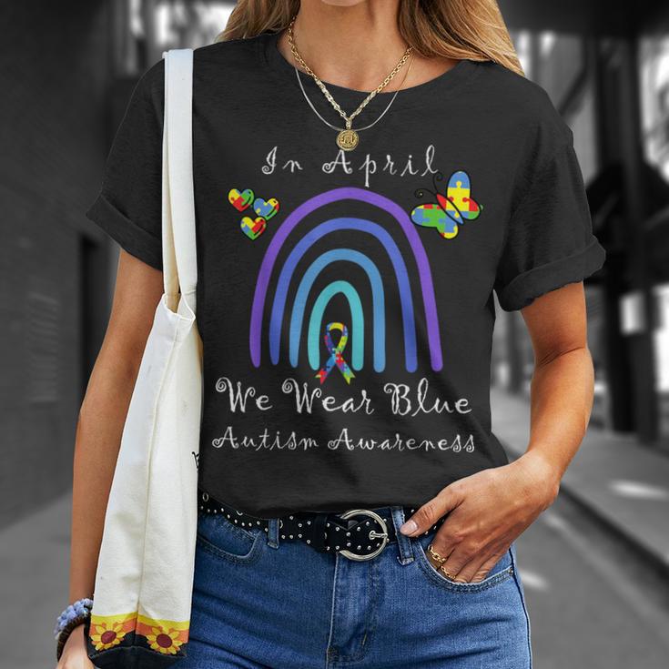 Autism In April We Wear Blue Autism Rainbow Awareness Month Camiseta unisex Regalos para ella