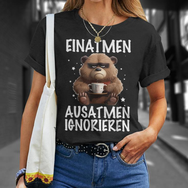 Einatmen Ausatmen Ausatmen Ignoring Bear Coffee Annoyed T-Shirt Geschenke für Sie