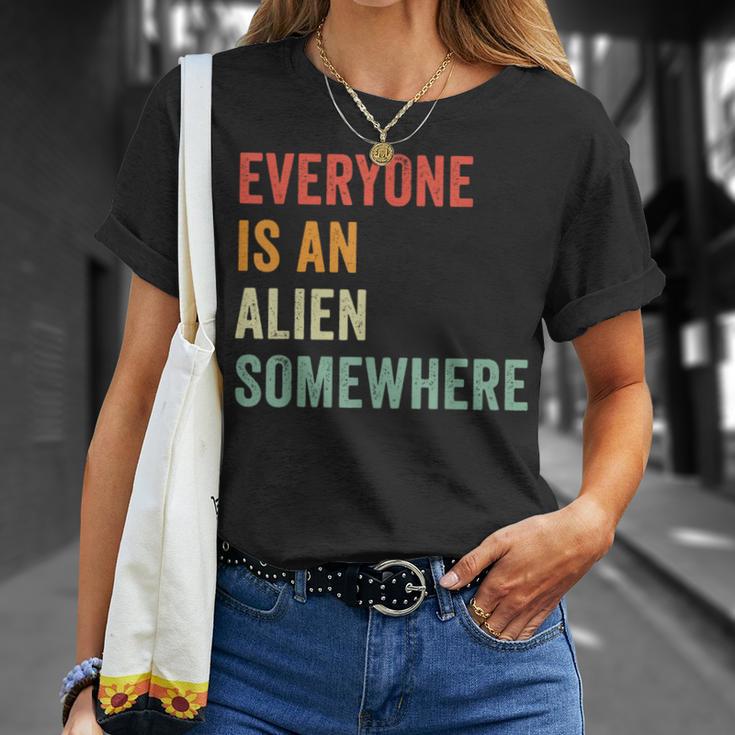 Everyone Is An Alien Somewhere T-Shirt Geschenke für Sie