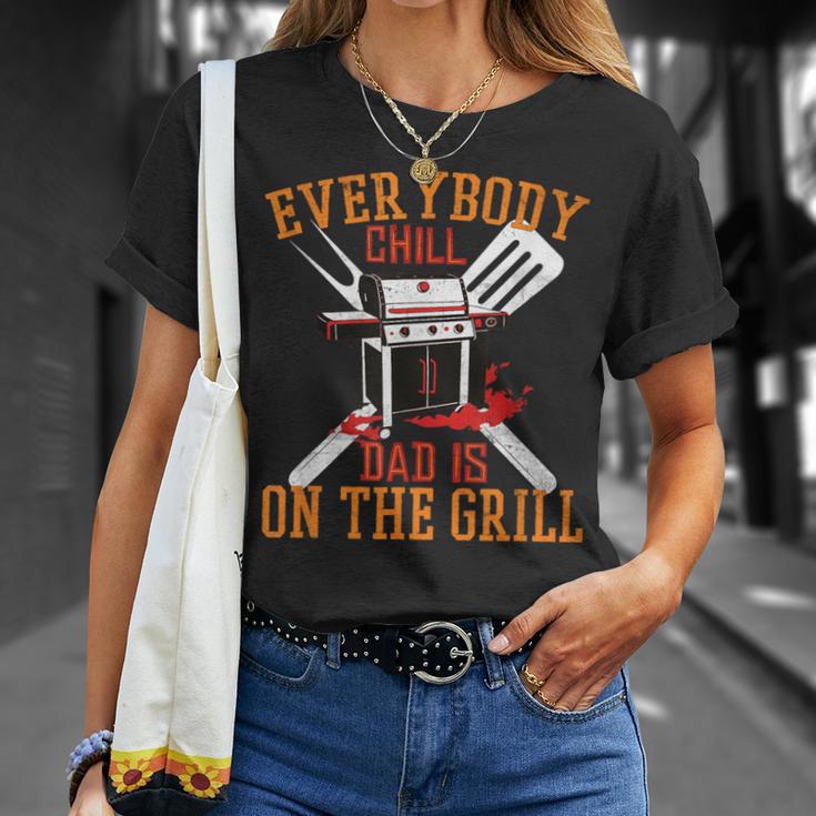 Saying Dad Is On The Grill For Dad On Father's Day T-Shirt Geschenke für Sie