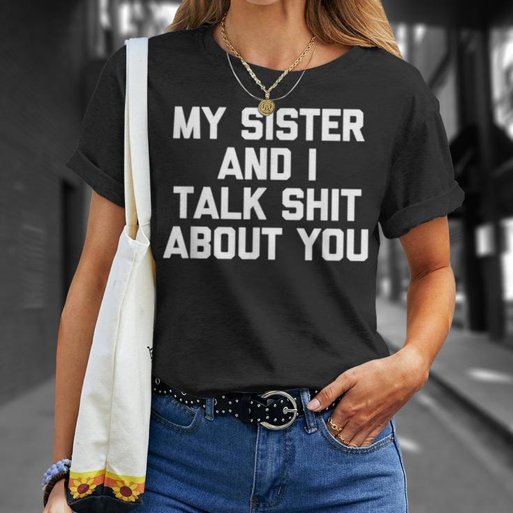 Sister My Sister & I Talk About You T-Shirt Geschenke für Sie