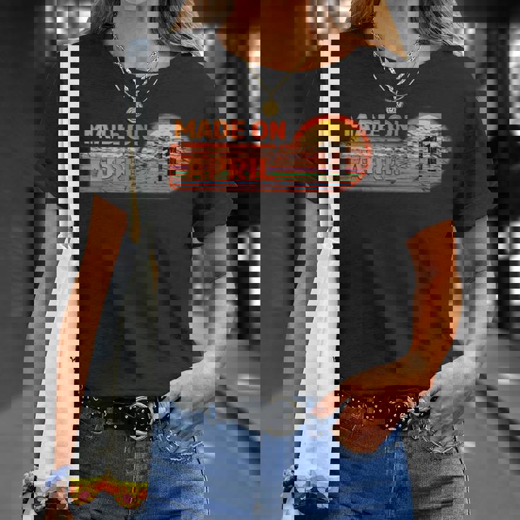 Hecho En Abril 11 Impresionante Nacido En 11 Cumpleañosintage Camiseta unisex Regalos para ella