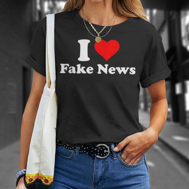 I Love Fake News T-Shirt Geschenke für Sie