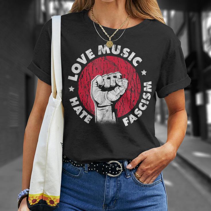 Love Music Hate Fascism Against Nazis Against Right T-Shirt Geschenke für Sie