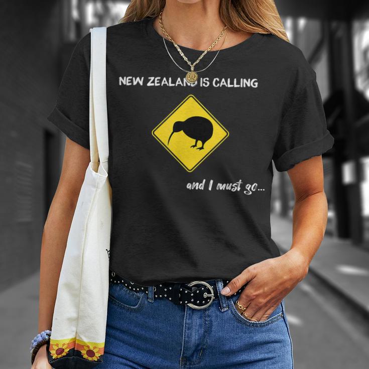 New Zealand Is Calling New Zealand Kiwi Backpacker T-Shirt Geschenke für Sie