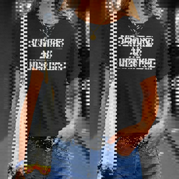 Overworked & Underfucked Lustig Spruch Sarkastische Arbeit T-Shirt Geschenke für Sie
