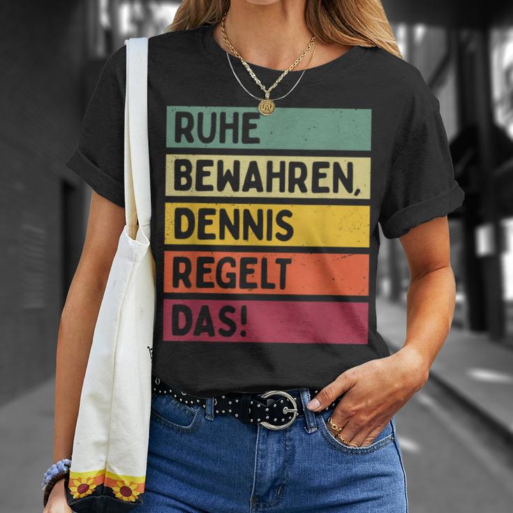 Peace Keep Dennis Regelt The Saying In Retro Colours T-Shirt Geschenke für Sie