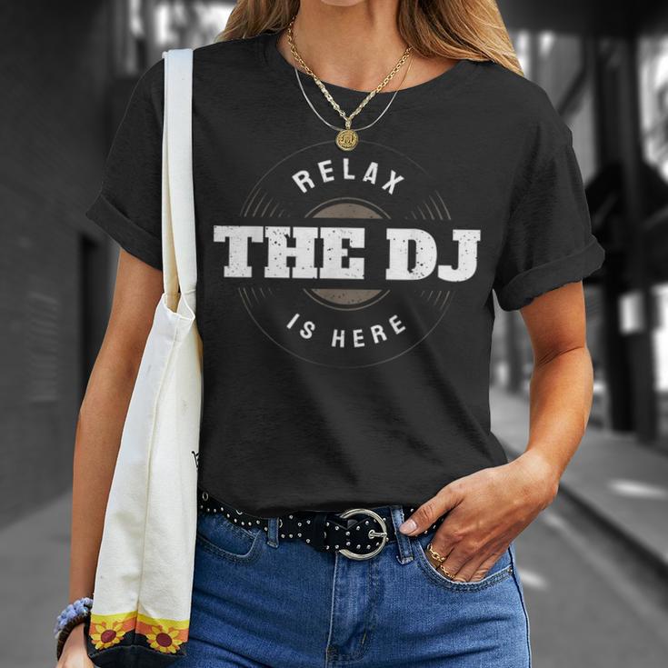 Relax The Dj Is Here Musique Dj T-Shirt Cadeaux pour elle