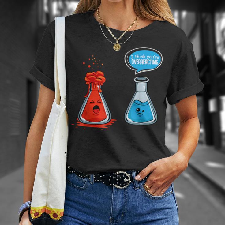 I Think Youre Overreacting Chemistry Lab Chemist T-Shirt Geschenke für Sie