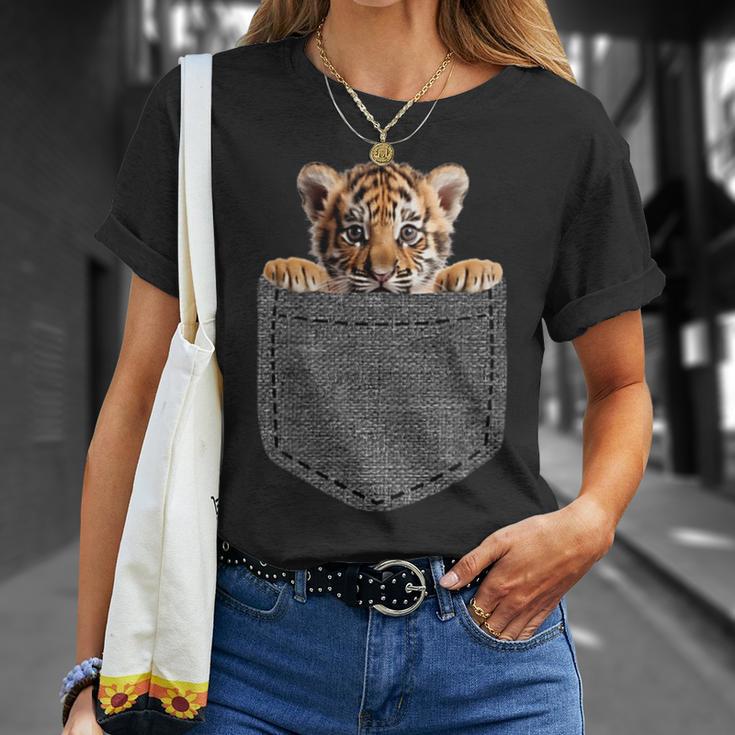 Tiger In Chest Pocket T-Shirt Geschenke für Sie