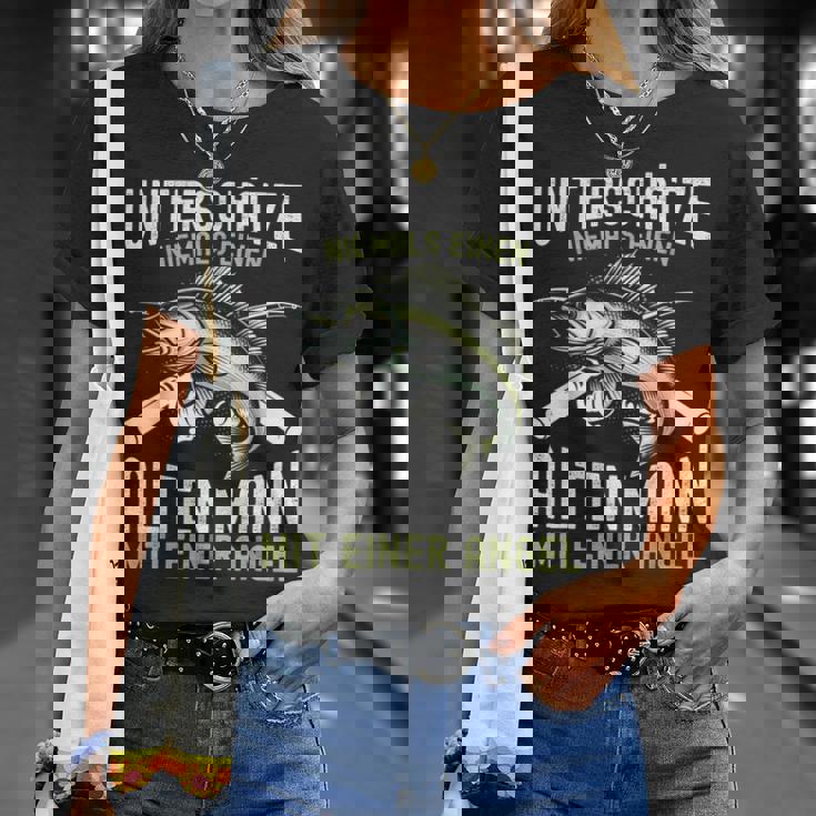 Unterschätze Niemals Einen Alten Mann Mit Einer Angel T-Shirt Geschenke für Sie